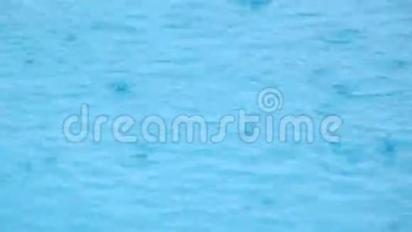 水滴滴在水上视频的预览图