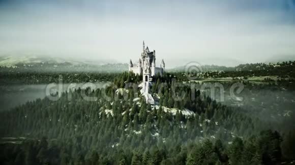 山上古老的童话城堡空中观景现实的4k动画视频的预览图