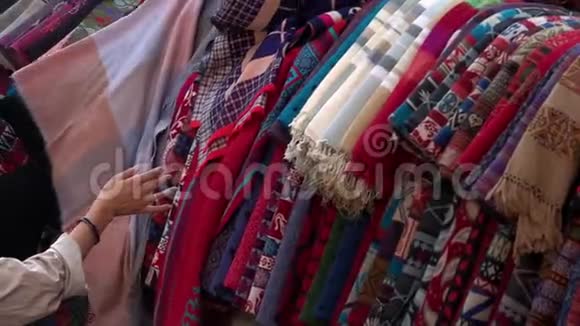 尼泊尔加德满都市场选择传统羊毛披肩视频的预览图
