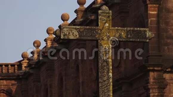 一个古老的十字架高高地耸立在印度的一个教堂前面视频的预览图