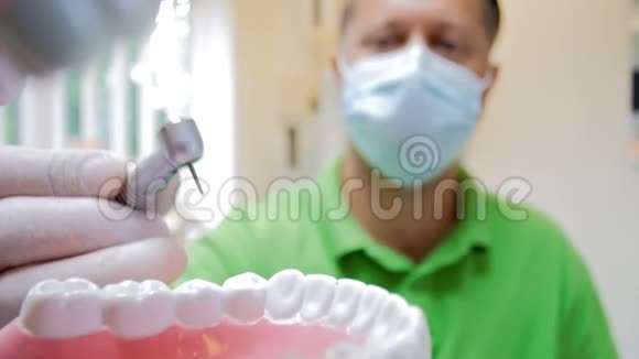 4k视频从病人口内医生用牙钻去除龋齿视频的预览图