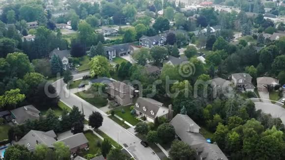 夏季春末郊区的空中拍摄视频的预览图