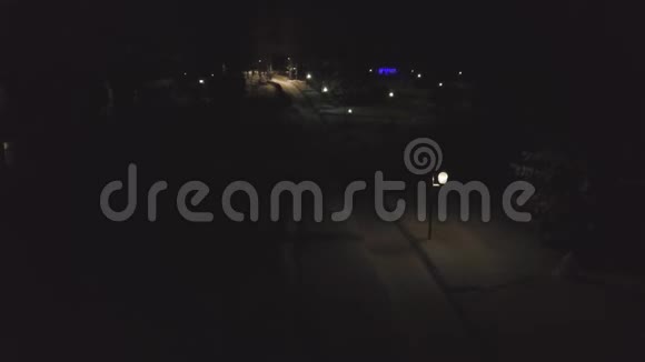 城市街道雪覆盖的小路在夜晚被灯笼照亮剪辑美丽的黑夜明亮的灯笼视频的预览图