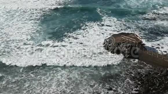 一场强大的风暴在大西洋的特内里费海岸的一个海湾稳定镜头视频的预览图