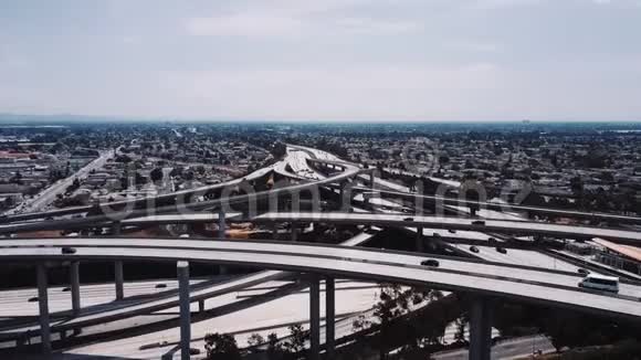 无人机在复杂的高速公路交叉口上方下降交通通过多个道路天桥和桥梁移动视频的预览图