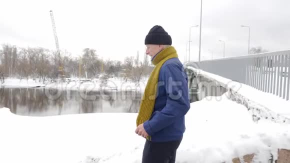 一位老人在冬天沿着河边跑步运动有氧运动健康的生活理念60英尺视频的预览图
