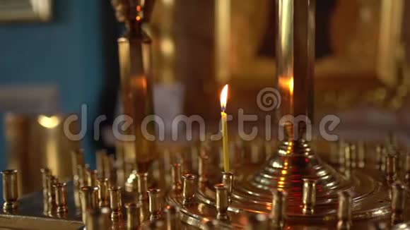 教堂内部正统大教堂内部宗教理念乌克兰宗教慢镜头视频烛火视频的预览图