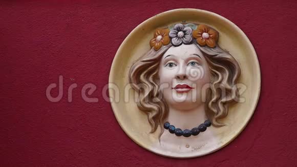一张五颜六色的陶瓷脸在圆形盘子上做视频的预览图