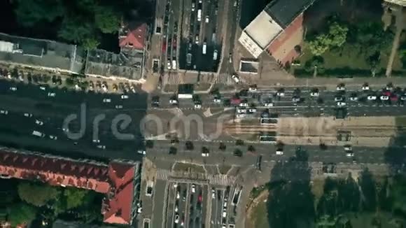 从上到下的高空俯瞰繁忙的城市街道交叉路口视频的预览图
