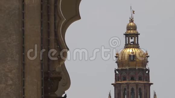 印度钟楼顶部的近景视频的预览图