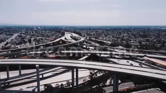 无人机在加州洛杉矶著名的普雷格森法官高速公路交叉口附近下降有许多天桥视频的预览图