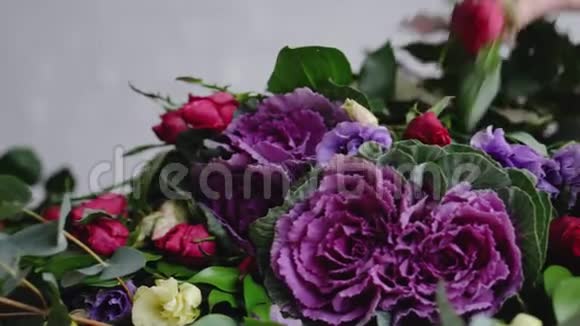 花匠把漂亮的玫瑰花放在现代花束上视频的预览图