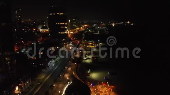 在以色列特拉维夫港口附近的海滩上可以欣赏到带有现代天窗和豪华酒店的特拉维夫市夜景视频的预览图