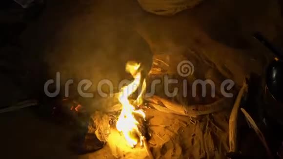 一壶水在篝火上沸腾视频的预览图