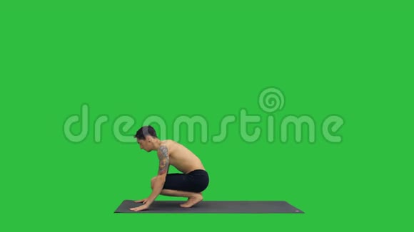 年轻人在绿色屏幕上做瑜伽Chroma键视频的预览图
