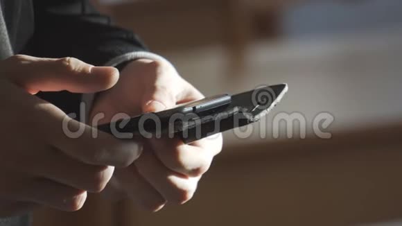 男性手中的智能手机视频的预览图