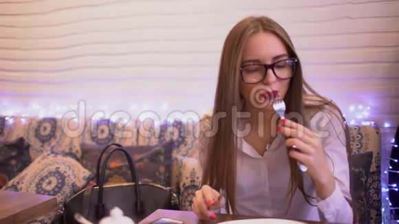 女人在咖啡馆里吃甜点和喝咖啡优雅的女商人在咖啡馆吃美味女孩或女人视频的预览图