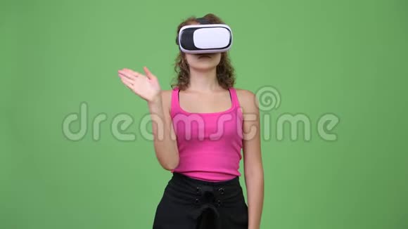 年轻漂亮的女人一头金发用虚拟现实耳机视频的预览图