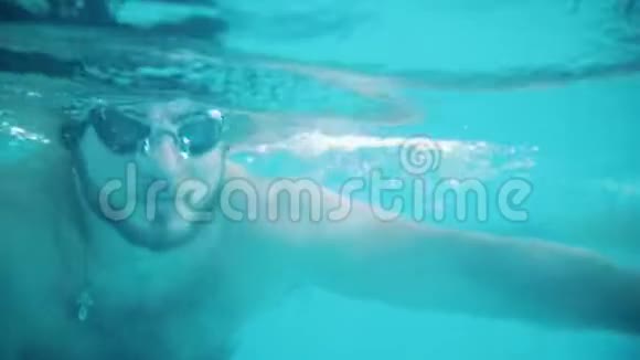残疾人在游泳池里游泳蝶泳水下射击视频的预览图