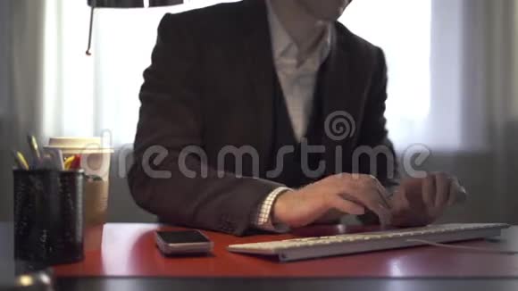 男人在他的桌子上打字视频的预览图