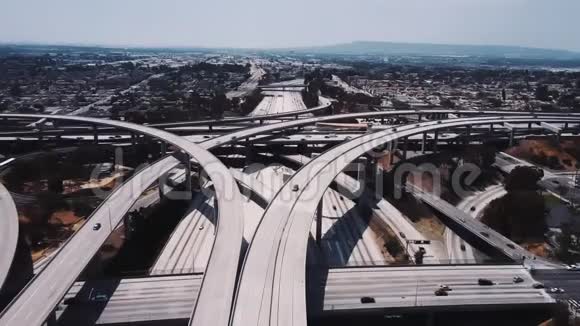 静态无人驾驶飞机空中射击大型复杂公路公路路口汽车通过多个天桥和桥梁移动视频的预览图