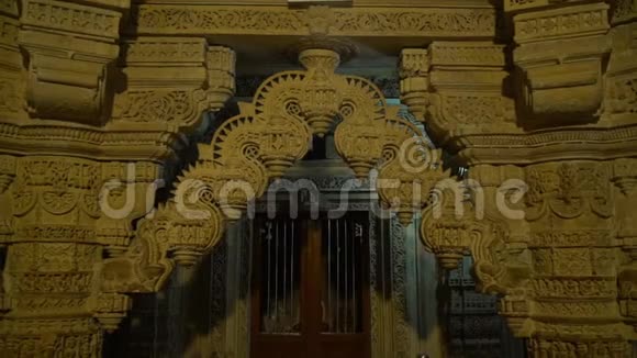 一座古老的印度建筑内拱门的内部入口视频的预览图