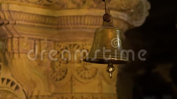 一个男人在印度敲响古老的铜钟视频的预览图