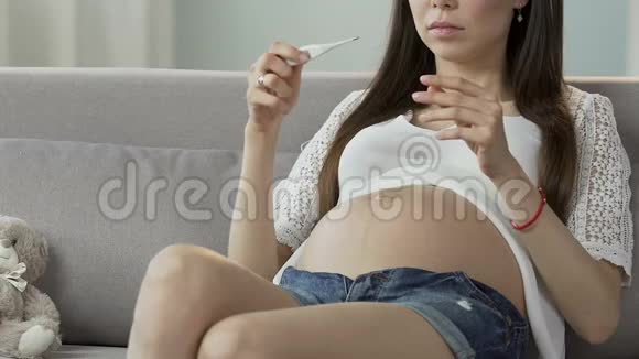 未来妈妈测量体温看起来很担心健康问题视频的预览图