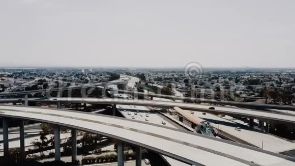 Dran在令人难以置信的高速公路上空飞行Pregerson法官交叉路口有多个路面和天桥视频的预览图