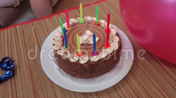 镜头聚焦在带有蜡烛的生日蛋糕上然后对准涂口红的女人视频的预览图