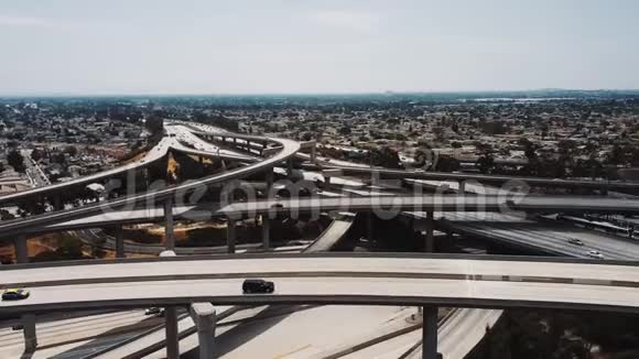 无人驾驶飞机正飞过令人惊叹的高速公路交叉口汽车穿过许多道路桥梁和高大的立交桥视频的预览图