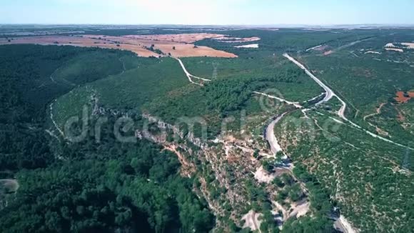 西班牙朱卡尔河峡谷和汽车路的空中拍摄视频的预览图
