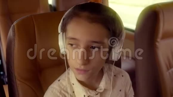 暑假概念旅游少女坐着带耳机的小货车视频的预览图