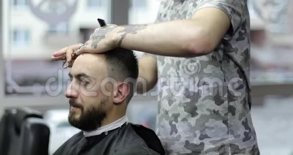 客户在理发店理发时与理发师沟通并笑了视频的预览图