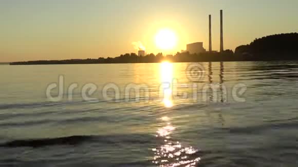 河流日落阳光刺眼视频的预览图