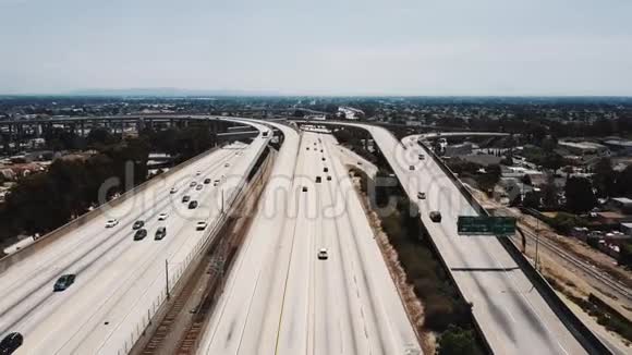 无人机接近大型公路道路交叉口汽车通过多层天桥桥梁和路口移动视频的预览图