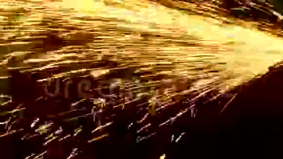 角磨机的火花向不同方向飞行视频的预览图