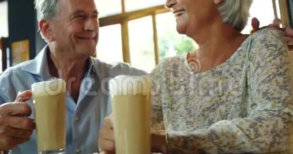 4k咖啡馆里一位年长的男人亲吻一位年长的女人视频的预览图