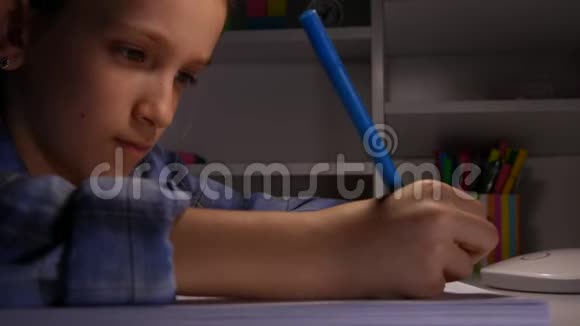 儿童夜间学习儿童在黑暗学生学习夜校写作视频的预览图