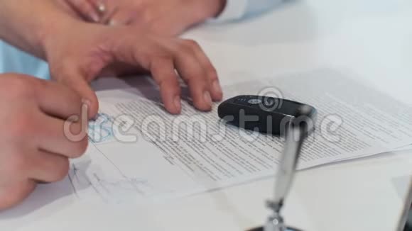 人买车并签订合同视频的预览图