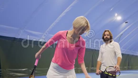 女人打网球男人在她打球后出现拇指视频的预览图