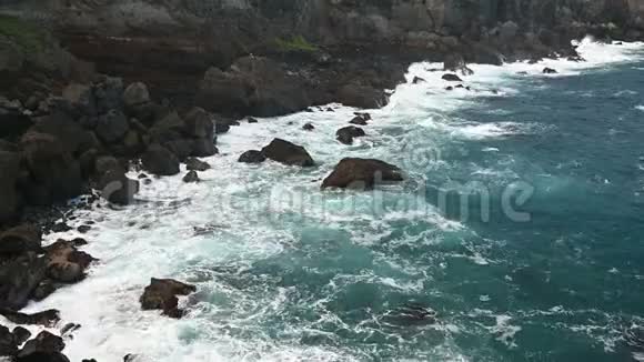 一场强大的风暴在大西洋的特内里费海岸的一个海湾稳定镜头视频的预览图