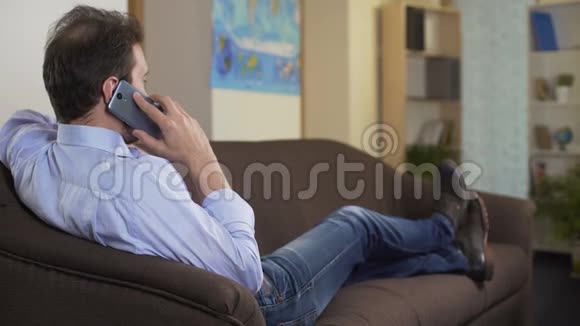 男人在智能手机上聊天和老板讨论工作时刻交流视频的预览图