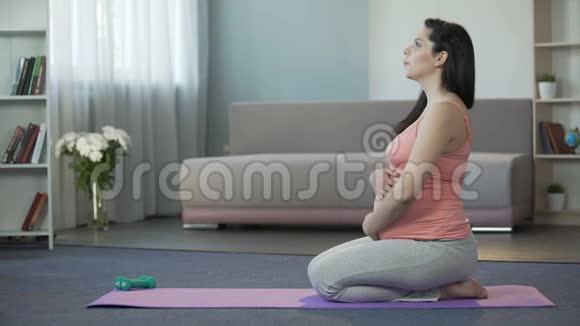 孕妇做呼吸和放松运动准备分娩视频的预览图