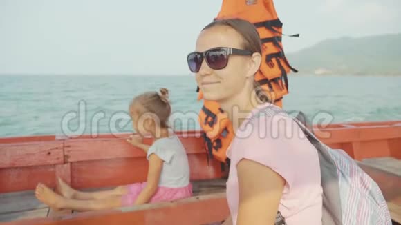 母亲和小女儿慢悠悠地漂浮在摩托艇上视频的预览图