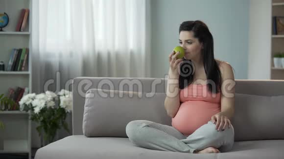怀孕的女孩过着健康的生活咬着苹果发现它是酸的视频的预览图