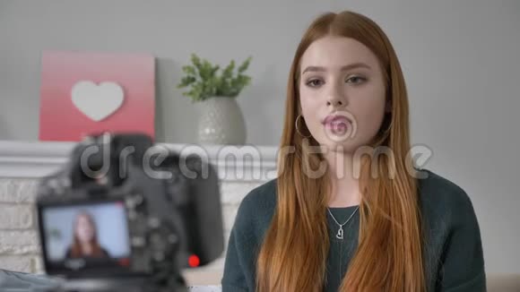 年轻漂亮的红发女孩博主在镜头前讲话流露出一种不满的情绪在家安慰视频的预览图