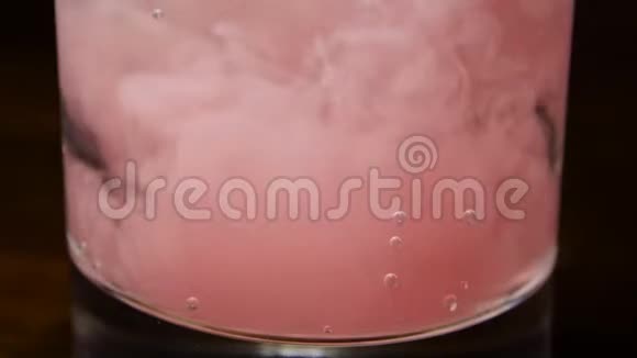 一滴油漆在水里视频的预览图