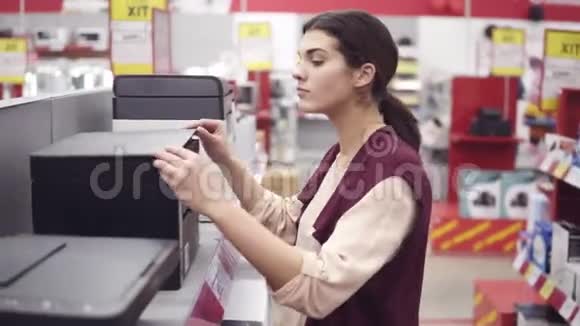 女客户在电器商店电子部选择新打印机接下来是一场展示会视频的预览图