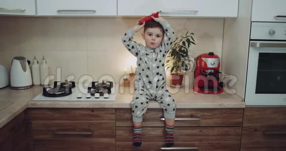 可爱的小男孩在厨房里玩一种蔬菜红色史诗4k视频的预览图